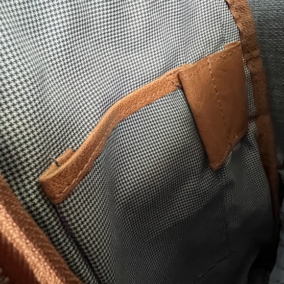 NWT JACK GEORGES INC UNISEX SLIM ZIPPERED CROSSBODY BAG LEATHER